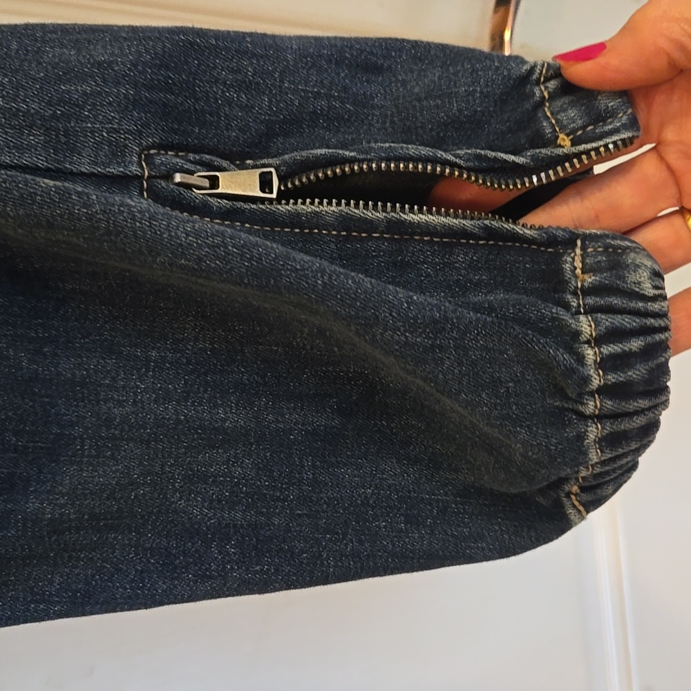 Women's Cropped Distressed Jeans - Picture 4 of 11